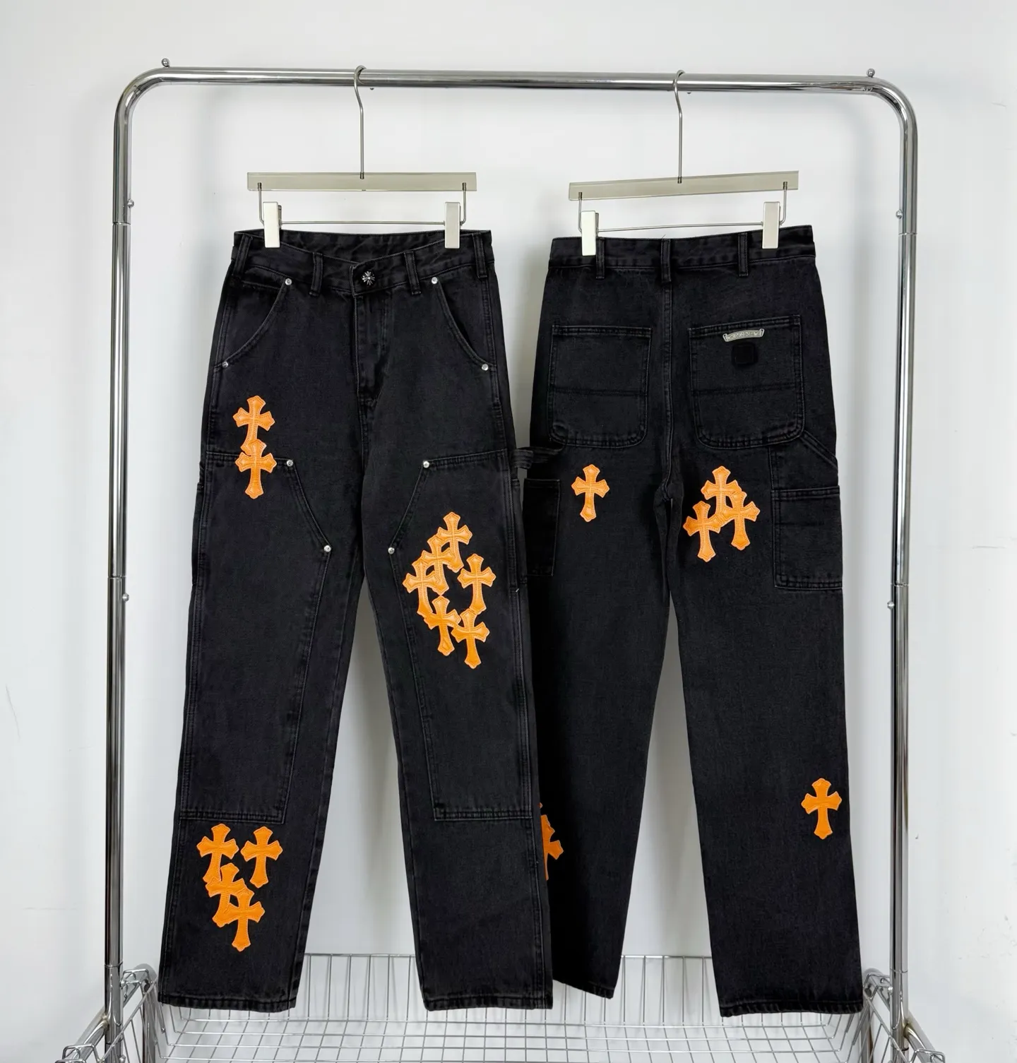 P280 Style number: H861 Chrome Hearts & Chrome Hearts 25FW CH workwear logging black and orange leather limited edition cow king jeans Chrome Hearts' most popular color pants are made of beaded canvas fabric, and heavy washing makes the upper body of the fabric more textured and the pants are tall and straight! The three-dimensional cutting of the whole trousers is a masterpiece! The hardware is customized by zp. The beaded canvas fabric is thick and soft after being washed. It has good breathability. Customized small leather label. Unique design. The details are simple and elegant, and the workmanship is exquisite. The whole trousers are neatly routed and the details are in place! It’s so cool that both men and women can easily control the genderless trend!  Size: 30-32-34-36 Color: black
